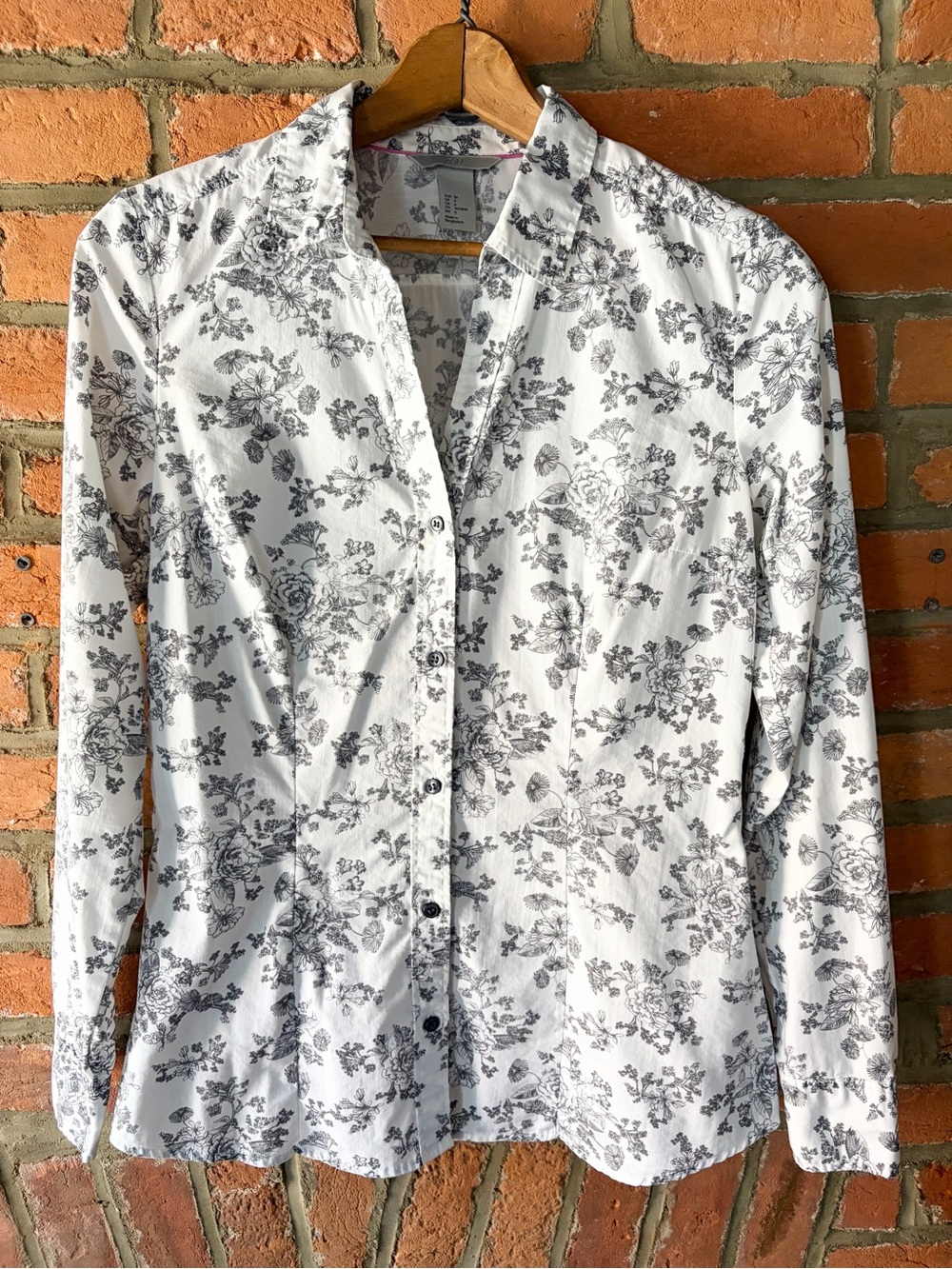 H&M White/Black Floral Print Button Down Shirt Fitted Stretch size US 6